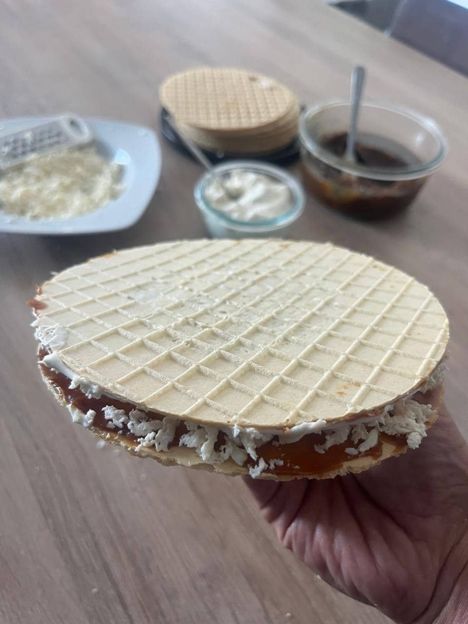 Oblea colombiana con arequipe y queso rallado Juisanni.